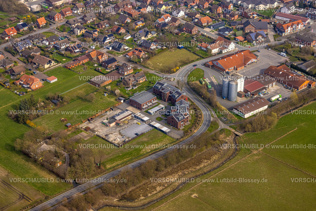 Lippetal240307083 | Luftbild, Wohngebiet Ortsansicht Ortsteil Herzfeld, vorne Lippborger Straße und Kesseler Straße mit Raiffeisengelände Vital eG und CT Agro GmbH Landmaschinenhändler, Lippetal, Herzfeld, Nordrhein-Westfalen, Deutschland