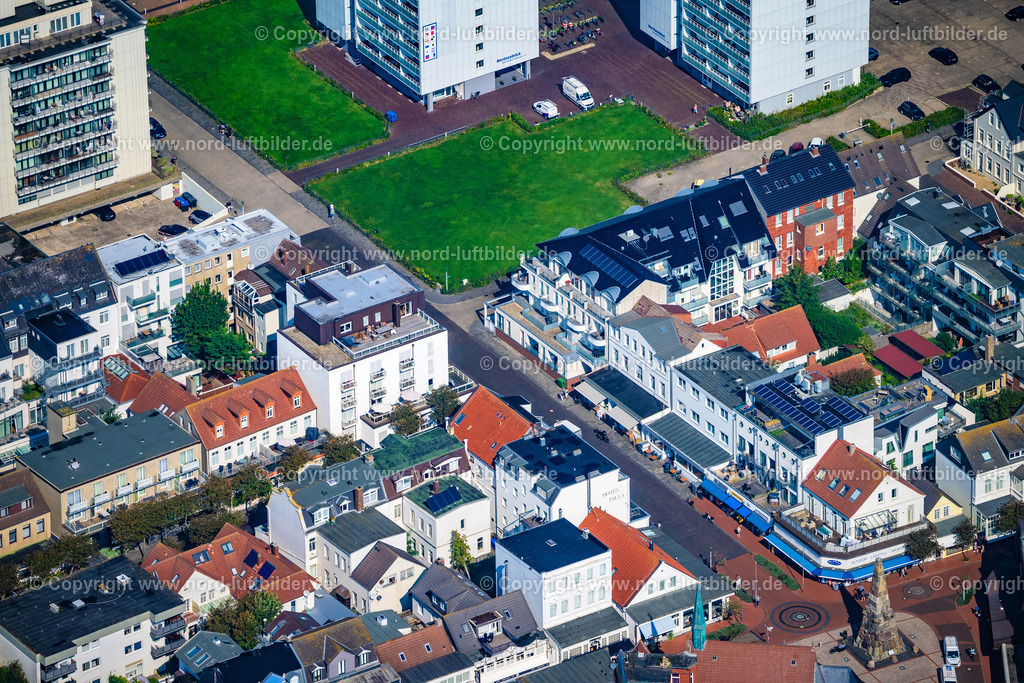 Norderney_Hotel_am_Denkmal_ELS_5758050924 | NORDERNEY 05.09.2024 Sehenswürdigkeit und Tourismus- Attraktion des Geschichts-Das Kaiser Wilhelm Denkmal in der Fußgängerzone in der Knyphauserstraße auf der Insel Norderney im Bundesland Niedersachsen, Deutschland. // Sight and tourism attraction of history - The Kaiser Wilhelm monument in the pedestrian zone in Knyphauserstrasse on the island of Norderney in the state of Lower Saxony, Germany. Foto: Martin Elsen
