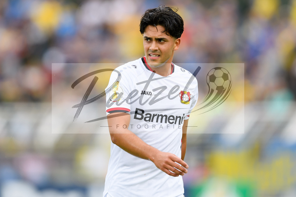 LLELEV20210807_132 | Fussball, Herren: Nadiem Amiri (Bayer 04 Leverkusen) schaut beim Spiel der 1. Runde im DFB-Pokal zwischen 1. FC Lokomotive Leipzig und Bayer 04 Leverkusen im Bruno-Plache-Stadion am 07.08.2021 in Leipzig, Deutschland.DFB / DFL REGULATIONS PROHIBIT ANY USE OF PHOTOGRAPHS AS IMAGE SEQUENCES AND/OR QUASI-VIDEO. - Realisiert mit Pictrs.com