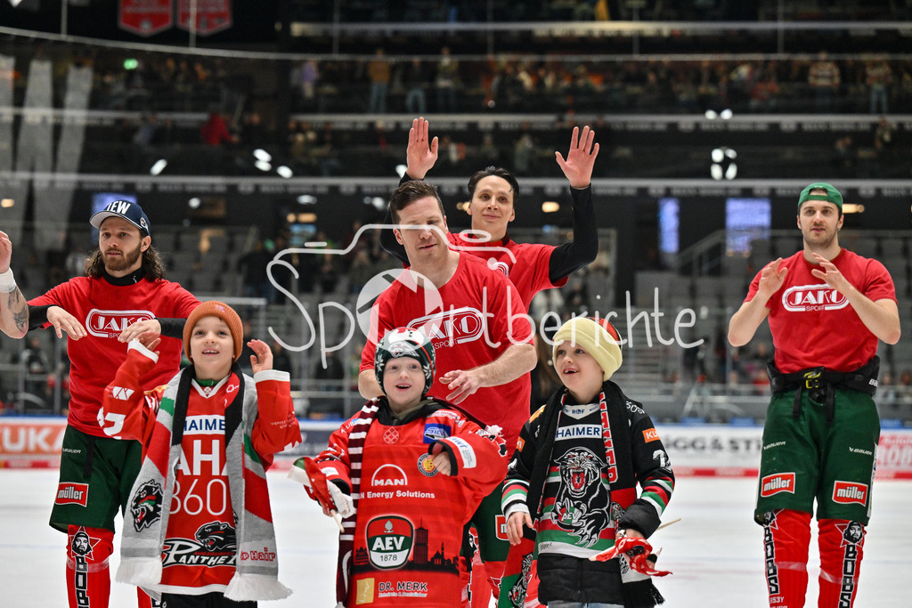 Augsburger Panther - Düsseldorfer EG | Die Panther feiern mit den Fans den Heimsieg gegen Duesseldorf / Jubel / Sieg / Freude / Happy / DEL: Augsburger Panther - Düsseldorfer EG, Curt Frenzel Stadion am 13.12.2024