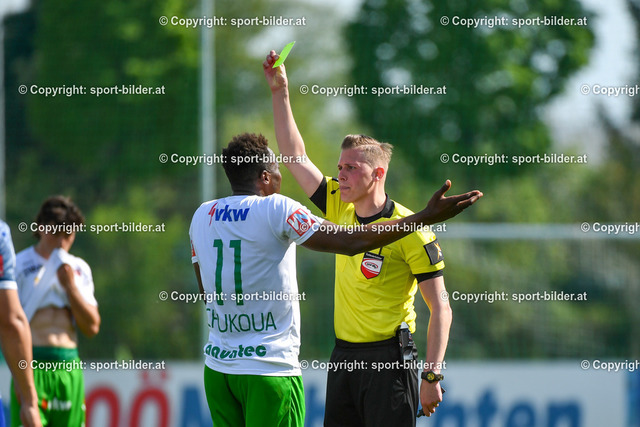 AUT, 2.Liga, FC Blau Weiss Linz vs SC Austria Lustenau | 30.04.2022, Hofmann Arena Linz, AUT, 2.Liga, FC Blau Weiss Linz vs SC Austria Lustenau, im Bild Thomas Froehlacher (Schiedsrichter) zeigt Michael Cheukoua (Austria Lustenau) die gelbe Karte


// Admiral 2. Liga Match between FC Blau Weiss Linz and SC Austria Lustenau in Linz, Austria on 2022/04/29
