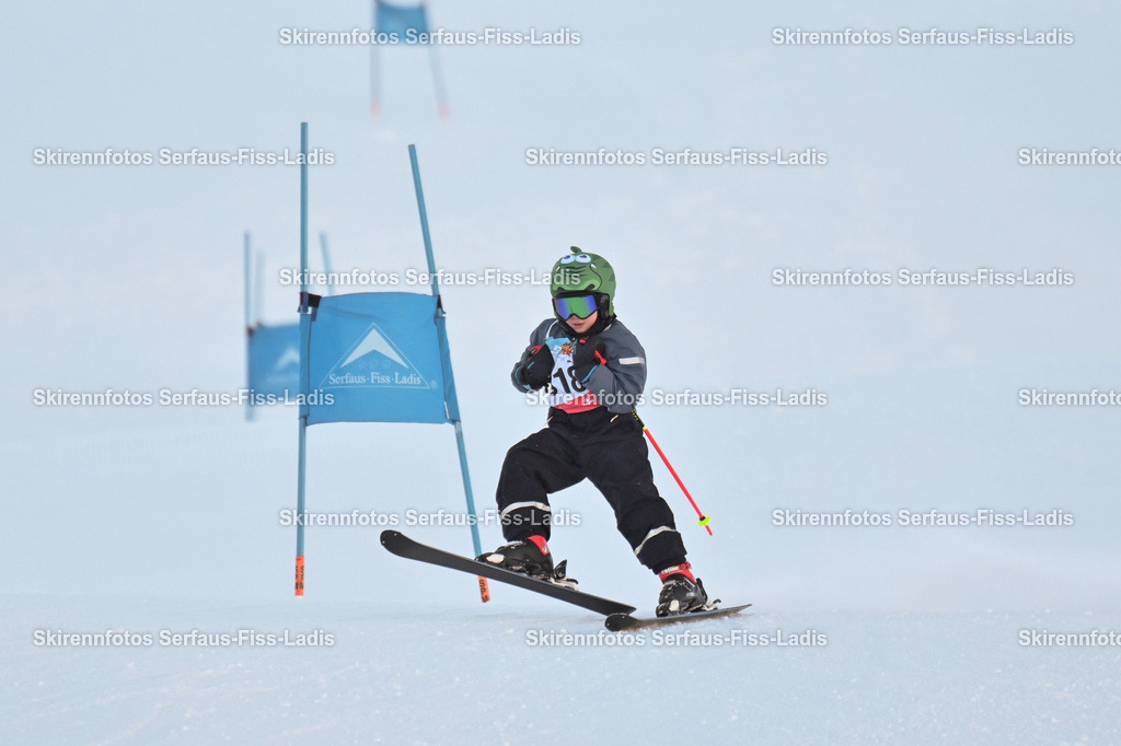 SRF_25.12.2025_0060 | Skirennfotos,Serfaus,Fiss,Ladis,Kinderskirennen,Winter,Tirol,Oberland,skirace,SFL,feelfree,weil wir's genießen,ski,Ski,skifahren,Sonnenplateau, - Realisiert mit Pictrs.com
