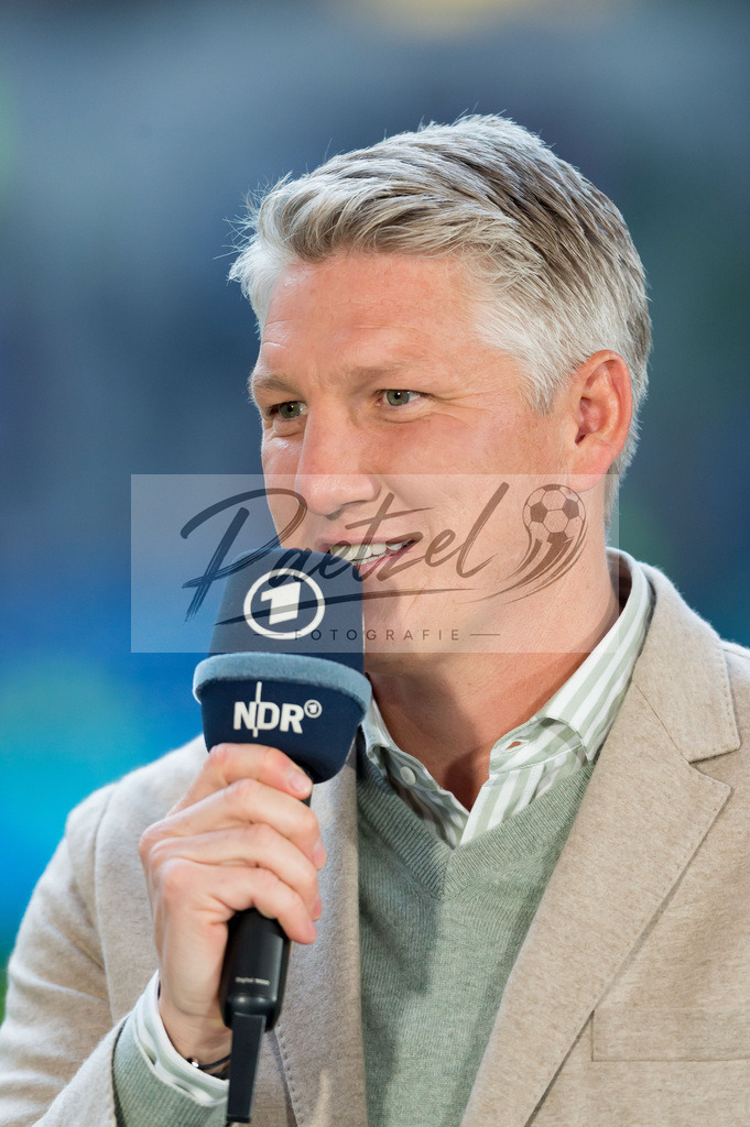 HSVSCF20220419_243 | Fussball, Herren: Bastian Schweinsteiger schaut beim DFB-Pokal-Halbfinalspiel zwischen Hamburger SV und SC Freiburg im Volksparkstadion am 19.04.2022 in Hamburg, Deutschland.DFB / DFL REGULATIONS PROHIBIT ANY USE OF PHOTOGRAPHS AS IMAGE SEQUENCES AND/OR QUASI-VIDEO. - Realisiert mit Pictrs.com