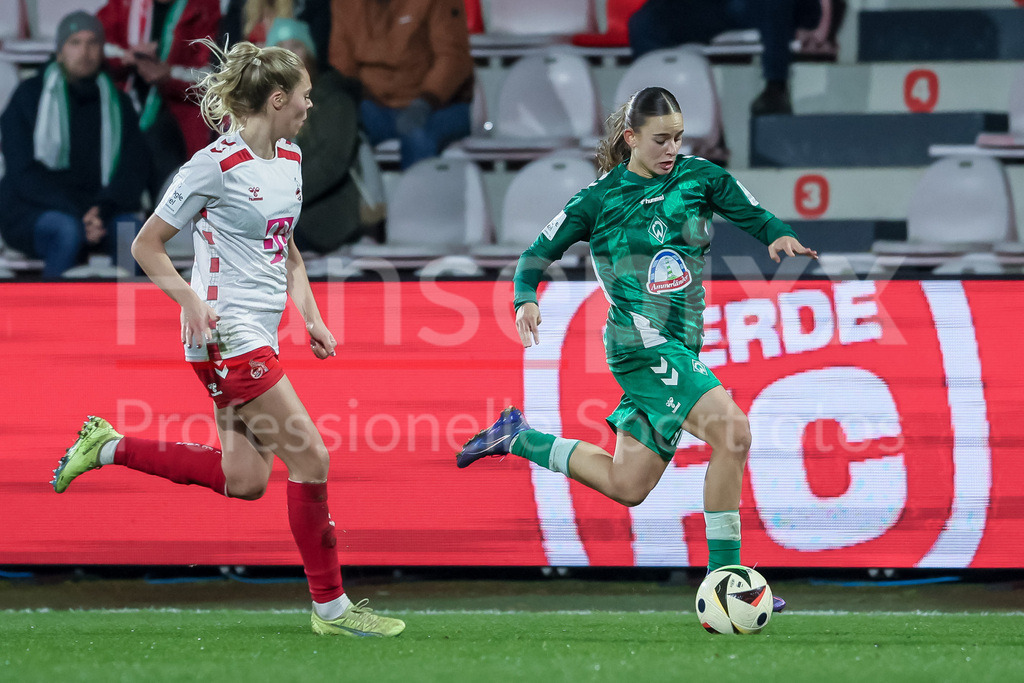 Fussball, Google Pixel Frauen-Bundesliga, 1. FC Köln - SV Werder Bremen | v.li.: Janina Hechler (1. FC Köln, 28) und Tuana Mahmoud (SV Werder Bremen, 10) im Zweikampf, Duell, Dynamik, Aktion, Action, Spielszene, DIE DFB-RICHTLINIEN UNTERSAGEN JEGLICHE NUTZUNG VON FOTOS ALS SEQUENZBILDER UND/ODER VIDEOÄHNLICHE FOTOSTRECKEN. DFB REGULATIONS PROHIBIT ANY USE OF PHOTOGRAPHS AS IMAGE SEQUENCES AND/OR QUASI-VIDEO.