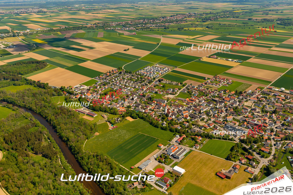 Das Luftbild zeigt :  Hiltenfingen - Die Luftaufnahme wurde 2024 vom UL-Flugzeug aus erstellt ( keine Drohne ) - Hochauflösende Luftaufnahme - Für grossformatige Ausdrucke geeignet. Die Geschenkidee !Mit Lizenz und Bildrechte bestellbar