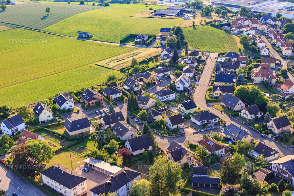 Aerial view: Rue des Vosges in Soultz-sous-Forêts in the state Bas-Rhin, France. – Photo: IMG_080220.jpg taken on 06/05/2015 by Werner Riehm/FLY-FOTO.com – Resolution of the original: 5472 x 3648 px