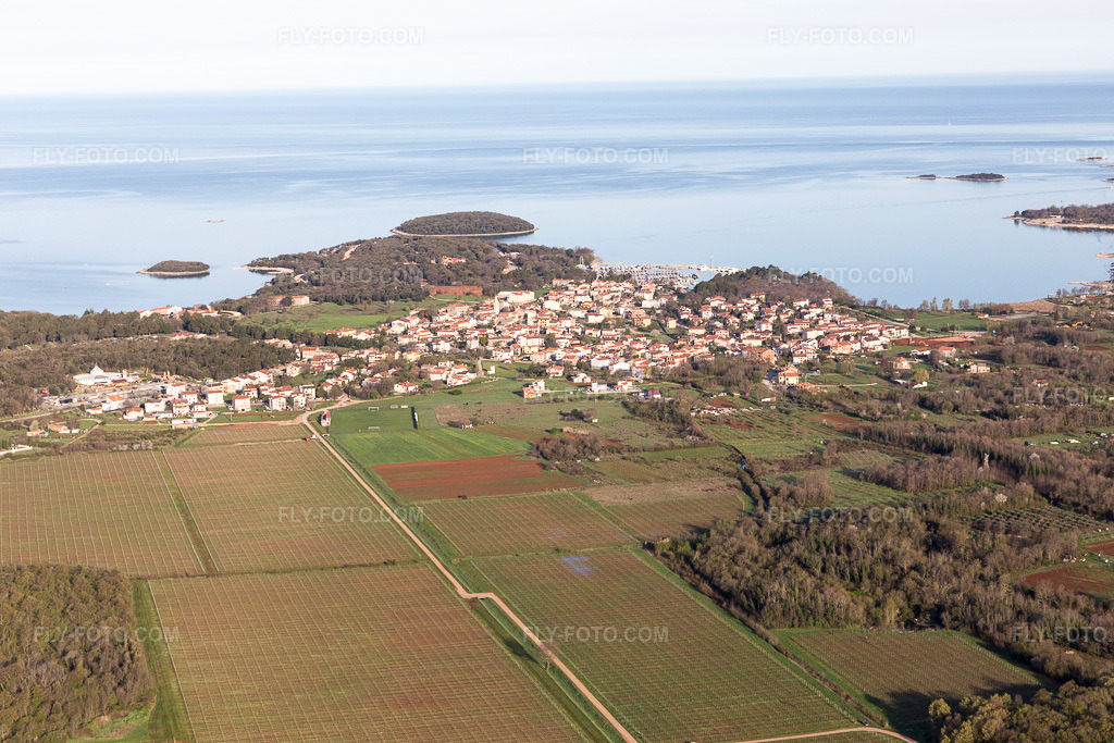 Aerial view: View of the town in Fuškulin in the state Gespanschaft Istrien, Croatia. – Photo: IMG_106326.jpg taken on 04/14/2018 by Werner Riehm/FLY-FOTO.com – Resolution of the original: 5472 x 3648 px