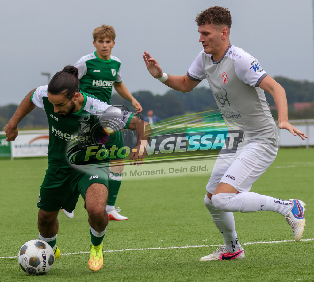 SV Rödinghausen II - FC RW Kirchlengern | Auf dem Bild zu sehen: ; grün SV Rödinghausen II: Arda Ermis ; grau FC RW Kirchlengern: Manuel RahdeSV Rödinghausen II, FC RW Kirchlengern, Saison 26/27, Westfalenliga, Rödinghausen, Deutschland - Realisiert mit Pictrs.com