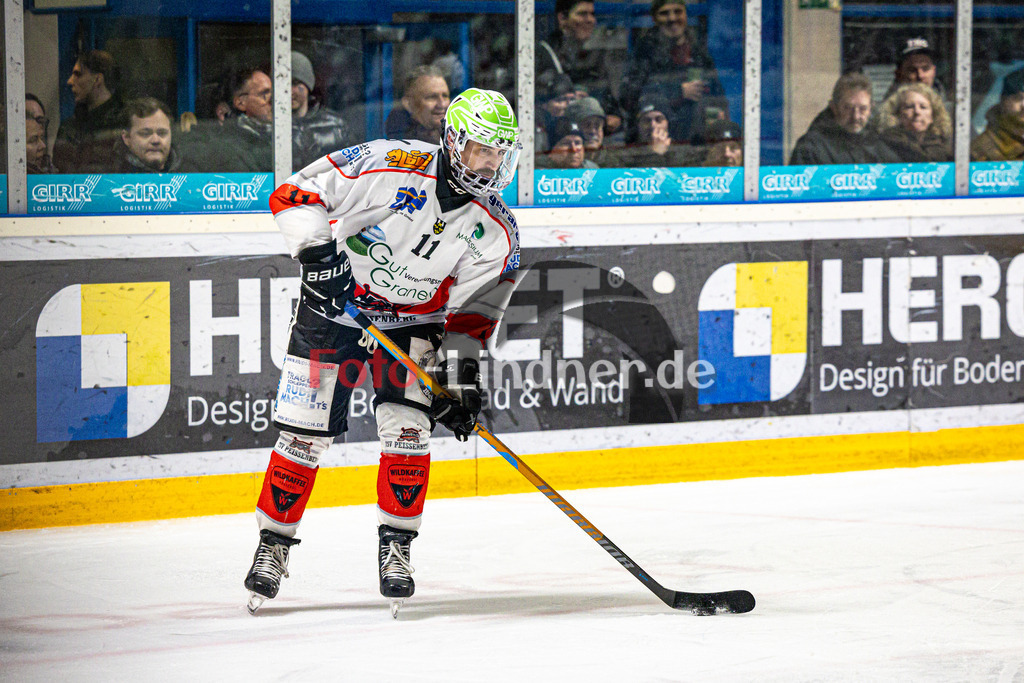 EHC Königsbrunn PINGUINE gegen TSV Peißenberg MINERS | Eishockey Bayernliga Herren Playoffs Viertelfinale 2024/25 - Spiel 1 von 7, EHC Königsbrunn PINGUINE gegen TSV Peißenberg MINERS, 20250207,Florian SIMON (MINERS 11) in Aktion, Freisteller,2025-02-07 in Peißenberg (Eisstadion Peißenberg)Florian SIMON (MINERS 11)Copyright: WolfgangxLindner foto-lindner.de