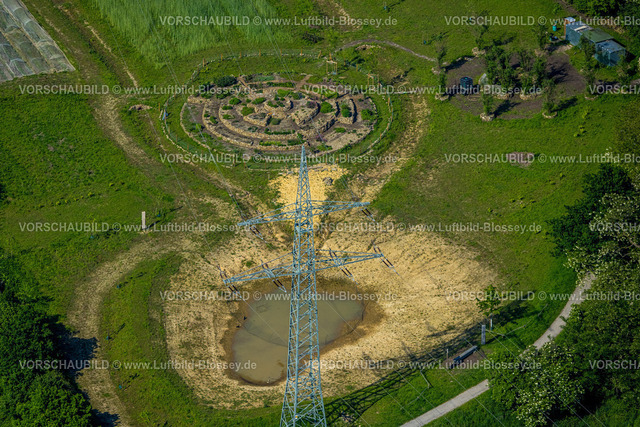 Witten240506921 | Luftbild, Gärten der Gemeinschaft, spiralförmiger Kräutergarten Heilkräuterspirale am Christopherus-Hof, Strommast, Annen, Witten, Ruhrgebiet, Nordrhein-Westfalen, Deutschland