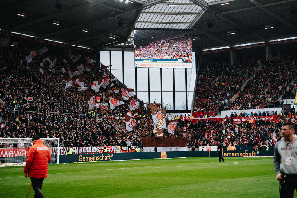 FCP04255 | Der offizielle Shop für FC St. Pauli Fotos. Wähle aus Spielszenen & Fanmomenten dein FCSP Wunschformat. Wir liefern Millerntor-Atmosphäre.