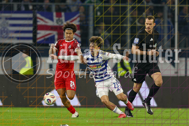 MSV Duisburg vs Rot-Weiss Essen - 3. Liga | Duisburg, Deutschland, 26.10.25:   Kaito Mizuta (Rot-Weiss Essen) und Jan-Simon Symalla (MSV Duisburg) im Kampf um den Ball waehrend des Spiels der 3. Liga MSV Duisburg vs Rot-Weiss Essen in der schauinsland-reisen-arena(Foto von Brauer-Fotoagentur / Adrian Schlueter)