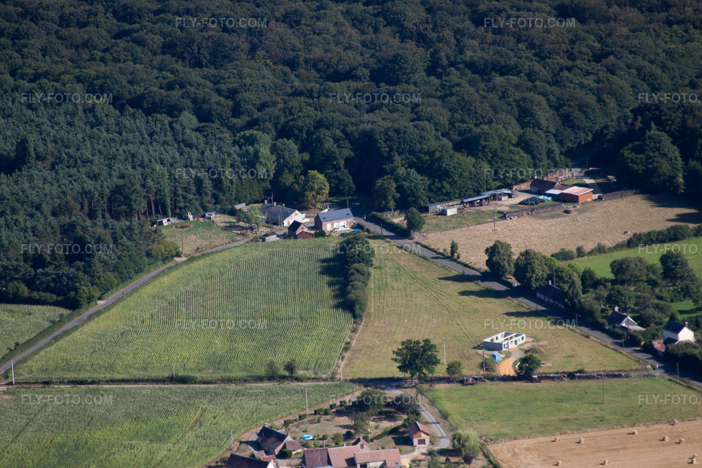 Aerial view: View of the town in Semur-en-Vallon in the state Sarthe, France. – Photo: IMG_20106.jpg taken on 07/31/2009 by Werner Riehm/FLY-FOTO.com – Resolution of the original: 4752 x 3168 px