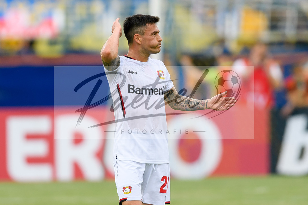 LLELEV20210807_091 | Fussball, Herren: Charles Aranguiz (Bayer 04 Leverkusen) gestikuliert beim Spiel der 1. Runde im DFB-Pokal zwischen 1. FC Lokomotive Leipzig und Bayer 04 Leverkusen im Bruno-Plache-Stadion am 07.08.2021 in Leipzig, Deutschland.DFB / DFL REGULATIONS PROHIBIT ANY USE OF PHOTOGRAPHS AS IMAGE SEQUENCES AND/OR QUASI-VIDEO. - Realisiert mit Pictrs.com