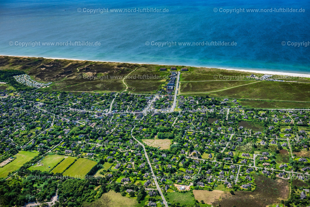 Sylt_Kampen_ELS_7114130625 | KAMPEN (SYLT) 13.06.2025 Ortsansicht an der Meeres-Küste in Kampen (Sylt) auf der Insel Sylt im Bundesland Schleswig-Holstein, Deutschland. // Townscape on the seacoast in Kampen (Sylt) at the island Sylt in the state Schleswig-Holstein, Germany. Foto: Martin Elsen