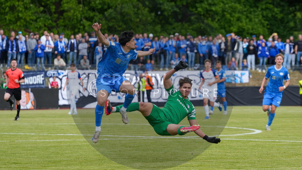 Fußball, Herren, Saison 2024/2025, Finaltag der Amateure 2025, Landespokal Brandenburg, Finale, VfB 1921 Krieschow vs. RSV Eintracht 1949, Samstag 24.05.2025, Volksparkstadion Neuruppin, | Fußball, Herren, Saison 2024/2025, Finaltag der Amateure 2025, Landespokal Brandenburg, Finale, VfB 1921 Krieschow vs. RSV Eintracht 1949, Samstag 24.05.2025, Volksparkstadion Neuruppin, Im Bild: Tom fron (l. RSV) und Sebastian Mellack (r. Krieschow) - Realisiert mit Pictrs.com