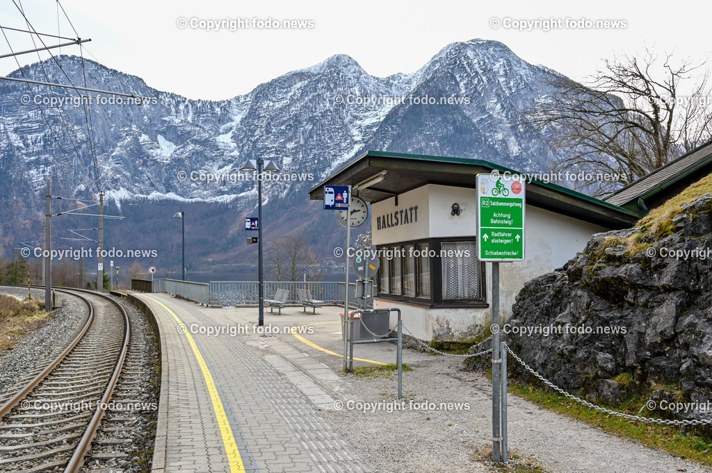 Hallstatt_ 13.01.2023-12 | 13.01.2023, Hallstatt, AUT, Hallstatt, im Bild Bahnhof, Bahnhofsgebaeude, Bahnsteig, Zug, OeBB, Touristen, Reisende