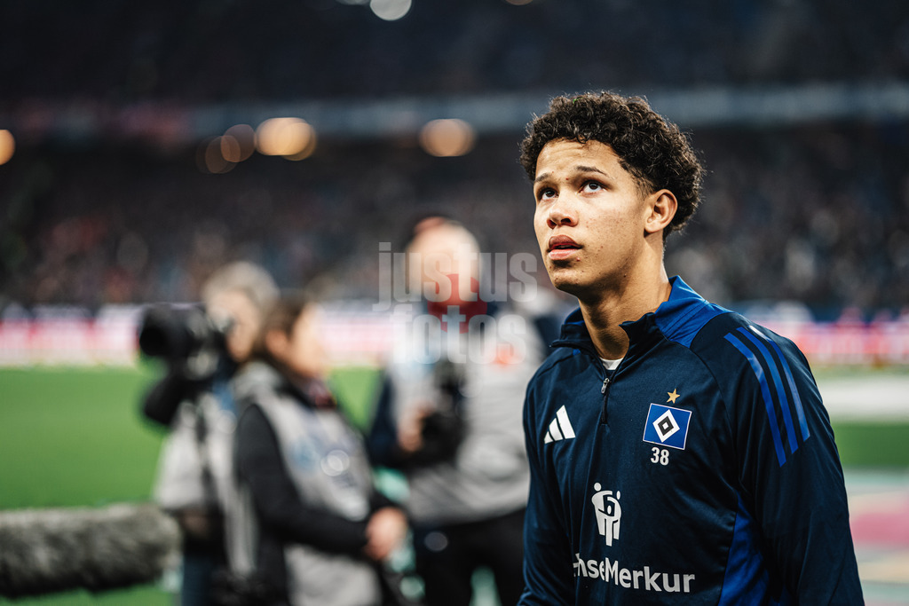 Fußball | Männer | Saison 2024/2025 | 2. Fußball-Bundesliga | 23. Spieltag | Hamburger SV vs. 1. FC Kaiserslautern | 21.02.2025 | Alexander Rossing-Lelesiit (#38, HSV) vor dem Spiel