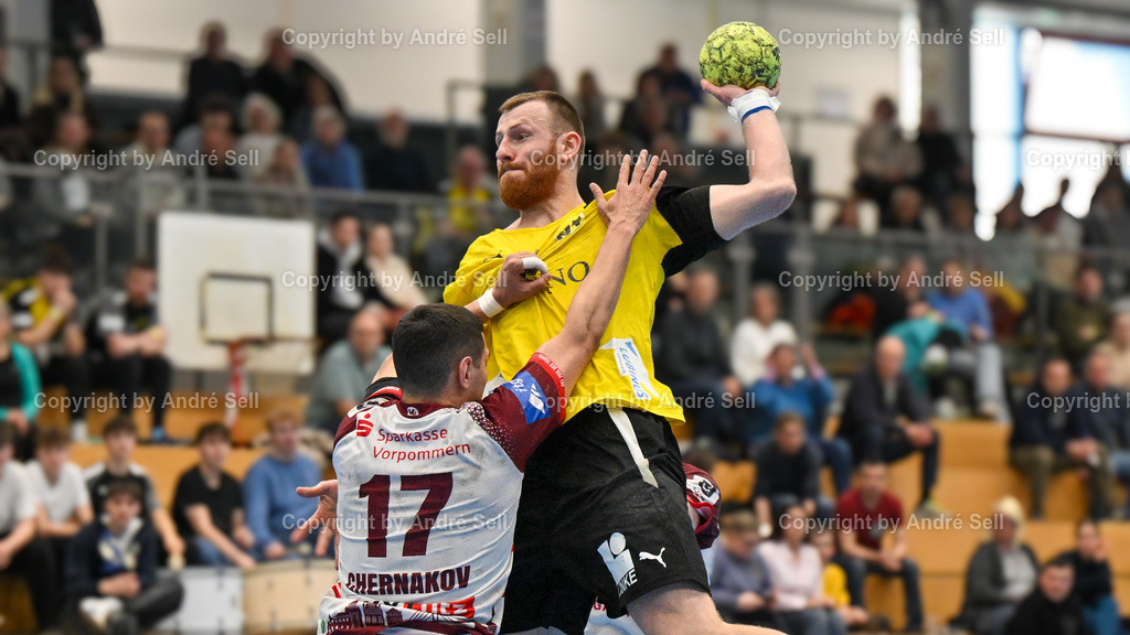 TSV Altenholz vs Stralsunder HV | Lars Meereis (TSVA #9 trifft hier zum 19-13) vs Mykyta Chernakov (Stralsund #17) / Handball 3. Liga Nord-Ost Männer 2025/2026 / TSV Altenholz vs Stralsunder HV / Edgar-Meschkat-Halle / Altenholz / 01.03.26 - Realisiert mit Pictrs.com