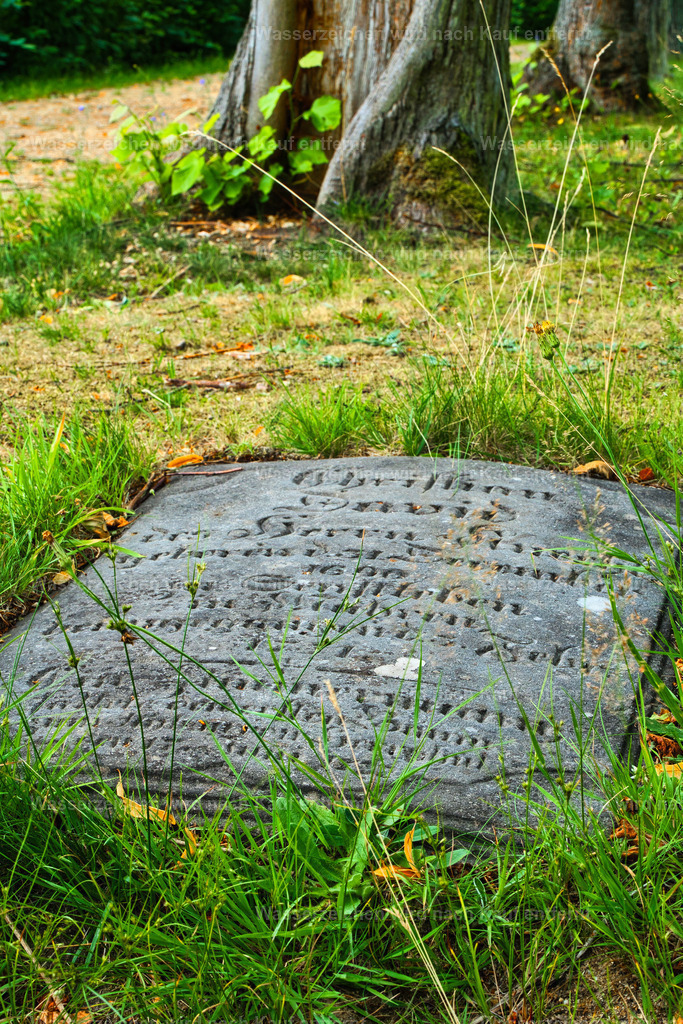 Herrnhut - Gottesacker mit historischem Grabstein | Historischer Herrnhuter Gottesacker mit schlichten Grabplatten, alten Bäumen und harmonischer, symmetrischer Gestaltung – ein besonderer Ort der Ruhe und Besinnung. Herrnhut ist eine Stadt im sächsischen Landkreis Görlitz in der Oberlausitz. Zentral zwischen den Städten Löbau und Zittau gelegen, ist sie als Gründungsort der Herrnhuter Brüdergemeine, durch die Produktion der Herrnhuter Sterne und internationale Missionsarbeit bekannt. - Realisiert mit Pictrs.com