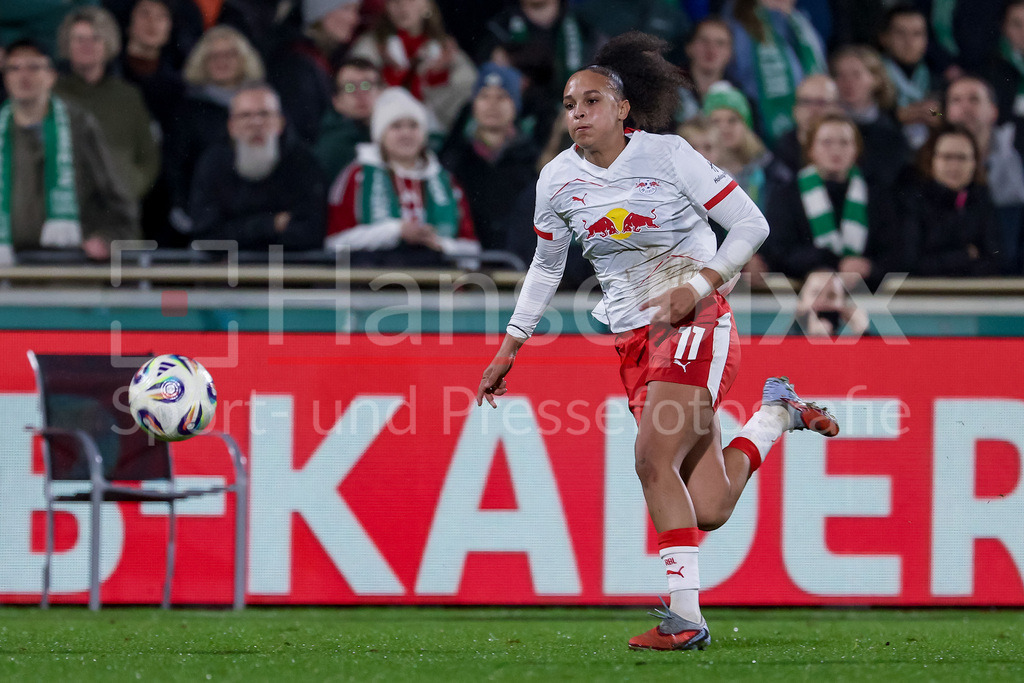 Fussball, Google Pixel Frauen-Bundesliga, SV Werder Bremen - RB Leipzig | Lisa Baum (RB Leipzig, 11) am Ball, Freisteller, Einzelbild, Ganzkörper, Aktion, Action, Spielszene, DIE DFB-RICHTLINIEN UNTERSAGEN JEGLICHE NUTZUNG VON FOTOS ALS SEQUENZBILDER UND/ODER VIDEOÄHNLICHE FOTOSTRECKEN. DFB REGULATIONS PROHIBIT ANY USE OF PHOTOGRAPHS AS IMAGE SEQUENCES AND/OR QUASI-VIDEO.