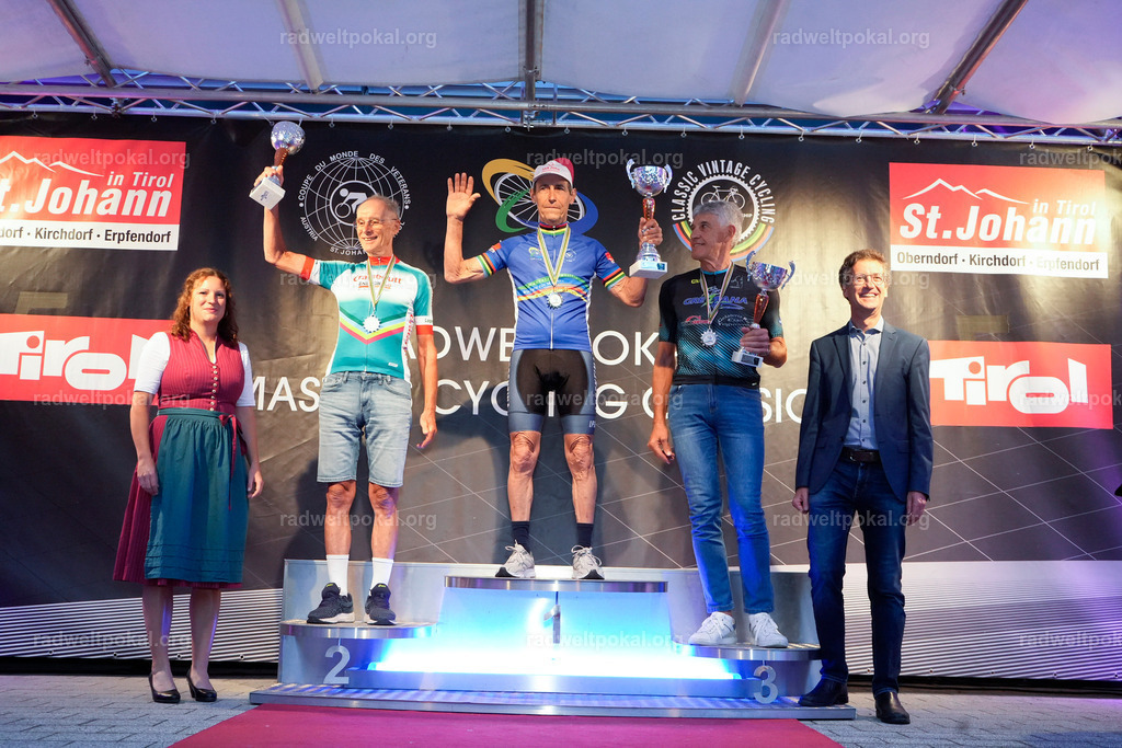 1267_20230817_Bewerb_Maenner_Muehlanger | AUT - OESTERREICH, 2023-08-16: SPORT RENNRAD-FAHREN - 55. INTERNATIONALER RADWELTPOKAL IN ST. JOHANN IN TIROL  - Vintage-Radrennen mit WM-Bronze-Medaillen-Siegerin Christina Schweinberger, den Teilnehmer und Alexander Baumann (vom Orginastions-Team) - TAG 2 BEWERB MAENNER IN SECHS GRUPPEN  ; Foto: Roland Muehlanger