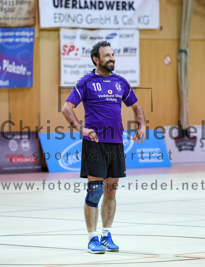 2022-11-12_002_SpVgg_Altenerding_III_gegen_TV_Altoetting_II | Erding, Deutschland, 12.11.2022:
Handball, Bezirksklasse Männer 2022 / 2023, 4. Spieltag, SpVgg Altenerding III gegen TV Altötting II, Endergebnis: 32:25

Stefan Walter (SpVgg Altenerding, #10)

Foto: Christian Riedel / fotografie-riedel.net