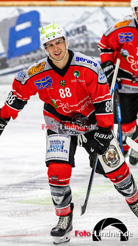 Testspiel TSV Peißenberg Miners vs EA Schongau Mammuts | Eishockey Bayernliga Vorbereitung 2023/2024, Testspiel TSV Peißenberg Miners vs EA Schongau Mammuts
Torjubel Zackary BROSS (Miners 88),
2023-09-22 in Peißenberg (Eisstadion)
88 Zackary BROSS (Miners 88)
Copyright: FotoLindner