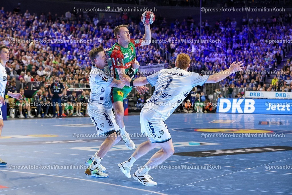 xSSCx19042601031 | 19.04.2026, xsscx, Handball, DHB-Pokal Lidl Final4, Spiel um Platz 3, TBV Lemgo-Lippe - SC Magdeburg, Saison 2025 / 2026 Herren, Lanxess Arena, Köln: Adam Nyfjäll (TBV Lemgo Lippe #22) im Zweikampf gegen Felix Claar (SC Magdeburg #07) und Nicolai Theilinger (TBV Lemgo Lippe #03) Photo: xSandraxScherningxPressefotoKochx