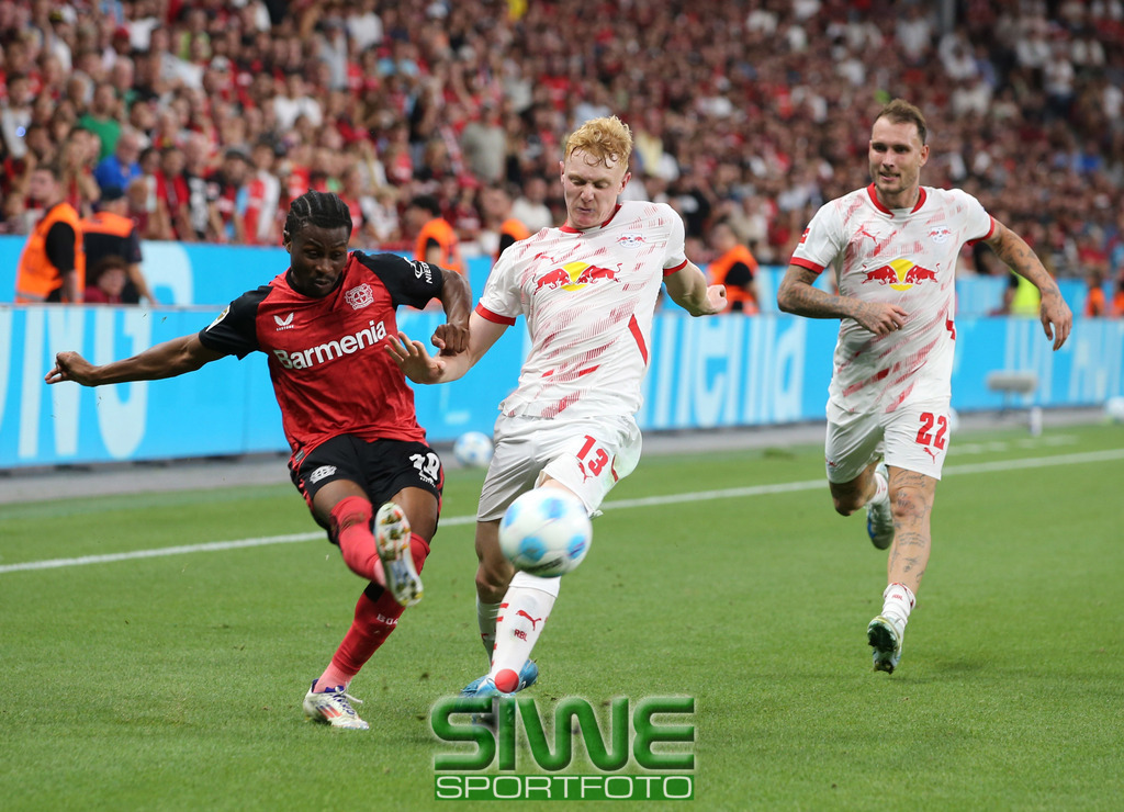 1.Fussball-Bundesliga  :    Bayer 04 Leverkusen--RB Leipzig   2.Spltg. | 31.08.2024.2024; Fussball; GER;  Saison 2024/2025 ; 1.Bundesliga;  2.Spieltag. :  Bayer 04 Leverkusen-- RB Leipzig  :     Nicolas Seiwald (13/RBL)  und  David Raum (22/RBL)  versuchen  Nathan Tella (19/B04) zu stoppen.DFL REGULATIONS PROHIBIT ANY USE OF PHOTOGRAPHS AS IMAGE SEQENCES AND/OR QUASI-VIDEO. - Realisiert mit Pictrs.com