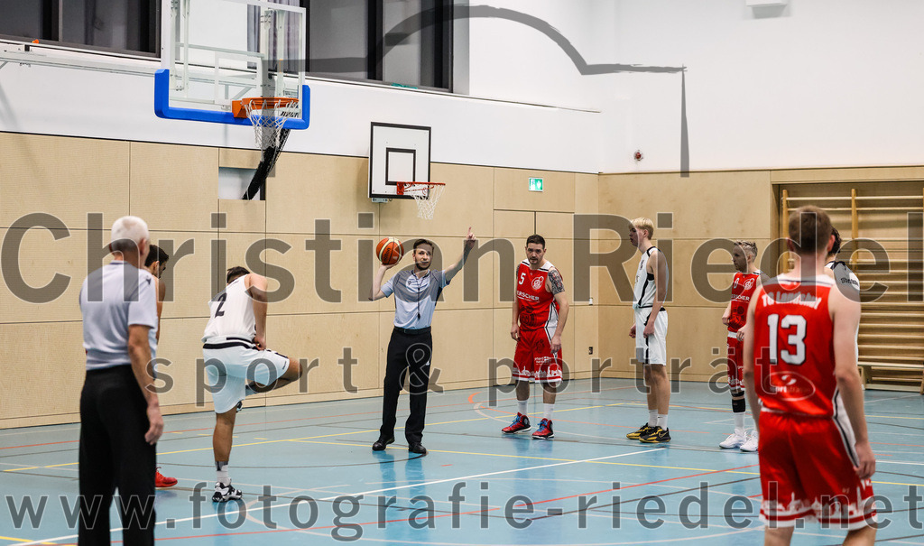 2022-12-03_076_TSV_Vaterstetten_gegen_TG_Landshut | Vaterstetten, Deutschland, 03.12.2022:
Basketball, Bayernliga Herren Südost 2022 / 2023, 7. Spieltag, TSV Vaterstetten gegen TG Landshut, Endergebnis: 71:78

Christian Balszuweit (TSV Vaterstetten, #2), Paul Ruja (TG Landshut, #5), D. Wolf (TSV Vaterstetten, #14), Christoph Hüttenkofer (TG Landshut, #0),  (TG Landshut, #13)

Foto: Christian Riedel / fotografie-riedel.net