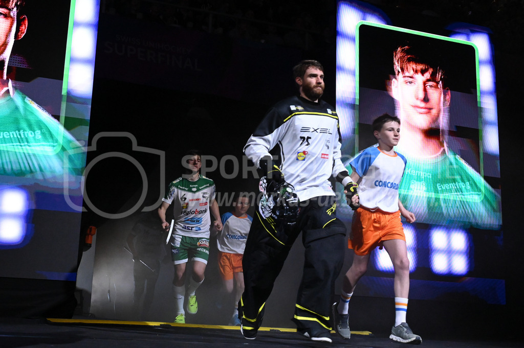 SV Wiler-Ersigen vs Floorball Köniz - 15. April 2023 | SV Wiler-Ersigen vs Floorball Köniz
Stimo Arena, Kloten
Tim Kramer (#75 SV Wiler-Ersigen) und Amelio Tambini (#6 SV Wiler-Ersigen) mit Einlaufkids.
Bild: Sportfotografie Markus Aeschimann | www.markus-aeschimann.ch - Realisiert mit Pictrs.com