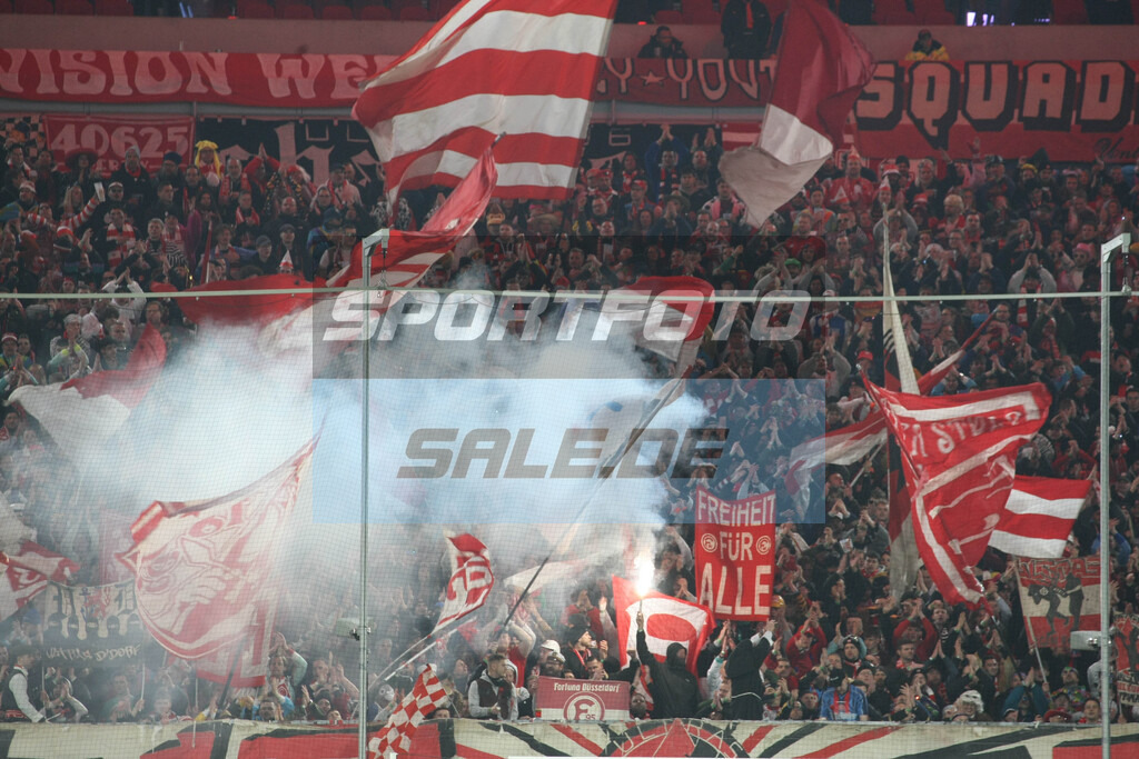 Fortuna Düsseldorf  Saison 25/26 - © Sportfoto-Sale (MK) | Pyro im Fortunablock - Fortuna Düsseldorf - SC Preußen Münster 25/26 - © Sportfoto-Sale (MK) - Realisiert mit Pictrs.com