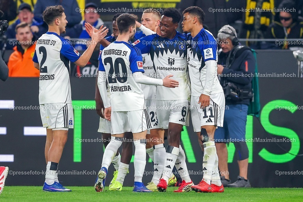 BVB21032601052 | 21.03.2026, Fußball, Borussia Dortmund - Hamburger SV, 1. Fußball Bundesliga, 27. Spieltag, Signal Iduna Park, Saison 2025 2026: Torjubel nach dem Tor zum 2:0 durch Torschütze Albert Sambi Lokonga&nbsp; (HSV #06)  zusammen mit William Mikelbrencis&nbsp; (HSV #02) Philip Otele&nbsp; (HSV #27) Fabio Vieira&nbsp; (HSV #20) Ransford Königsdörffer&nbsp; (HSV #11)   DFB regulations prohibit any use of photographs as image sequences and or quasi-video.