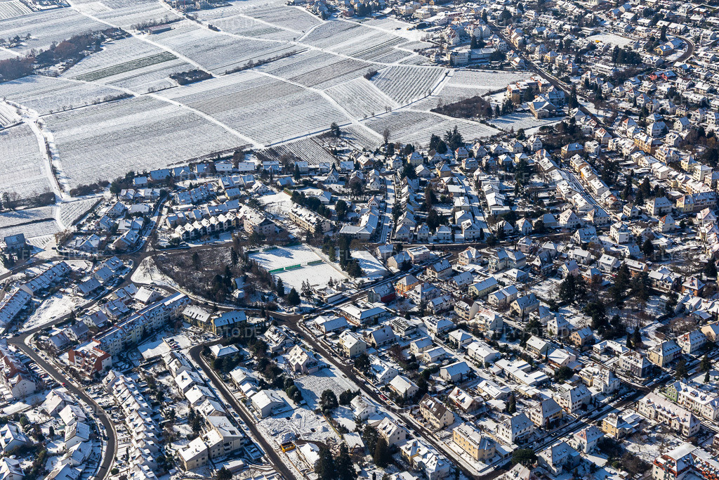 Luftbild: Winterluftbild im Schnee Grünwiesenweg in Neustadt an der Weinstraße im Bundesland Rheinland-Pfalz in Deutschland. Foto: IMG_124637.jpg vom 11.02.2021 durch Werner Riehm/FLY-FOTO.de