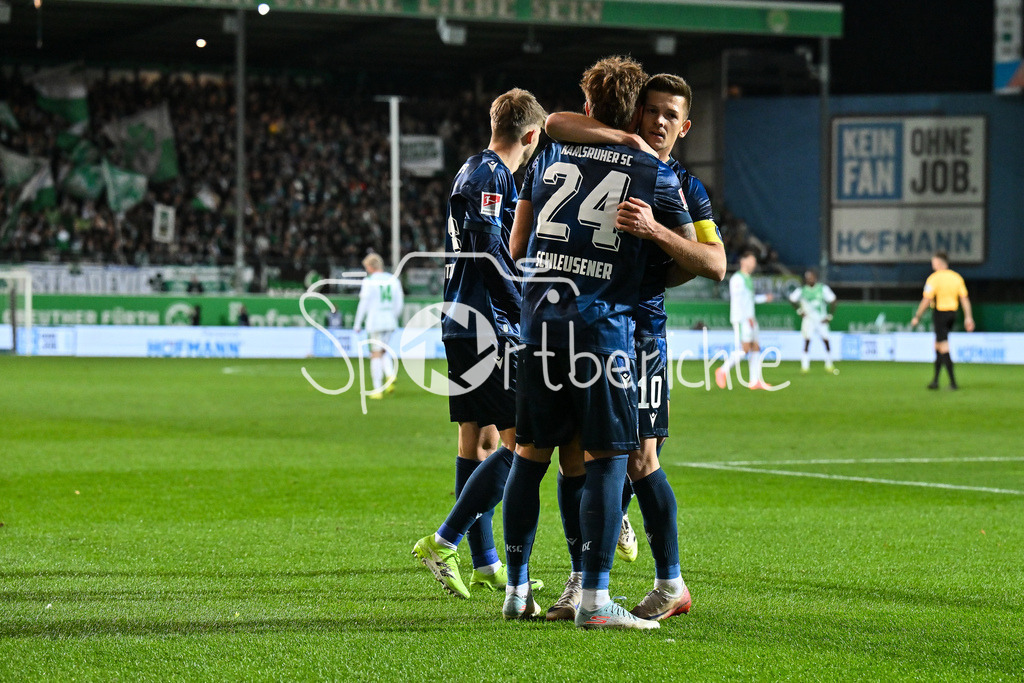 SpVgg Greuther Fürth - Karlsruher SC | FUERTH, GERMANY - OCTOBER 24: Marvin WANITZEK (Karlsruher SC 10) celebrating the goal to 0-3 during the 2. bundesliga match between SpVgg Greuther Fuerth vs. Karlsruher SC on matchday 10 at Sportpark Ronhof Thomas Sommer on October 24, 2025 in Fuerth, Germany / DFL REGULATIONS PROHIBIT ANY USE OF PHOTOGRAPHS AS IMAGE SEQUENCES AND/OR QUASI-VIDEO