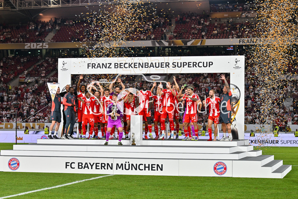 VfB Stuttgart - FC Bayern München | Franz Beckenbauer Supercup Sieger 2025 - FC Bayern München / Siegerfoto / Jubelfoto / Mannschaftsbild / Mannschaftsfoto / Franz-Beckenbauer Supercup: VfB Stuttgart - FC Bayern München; MHP Arena am 16.08.2025