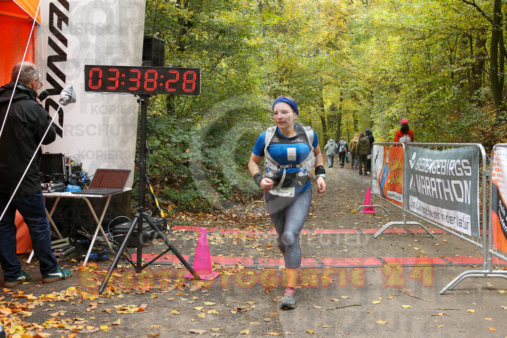 251026_1340_EX1_3834 | Sportfotografie im Rhein-Sieg Kreis, Köln, Bonn, NRW, Rheinland Pfalz, Hessen, etc. Unser Tätigkeitsfeld umfasst den Laufsport vom Volkslauf über den Marathon, Duathlon, Triathon bis zum Ultralauf wie Kölnpfad Ultra oder Schindertrail.