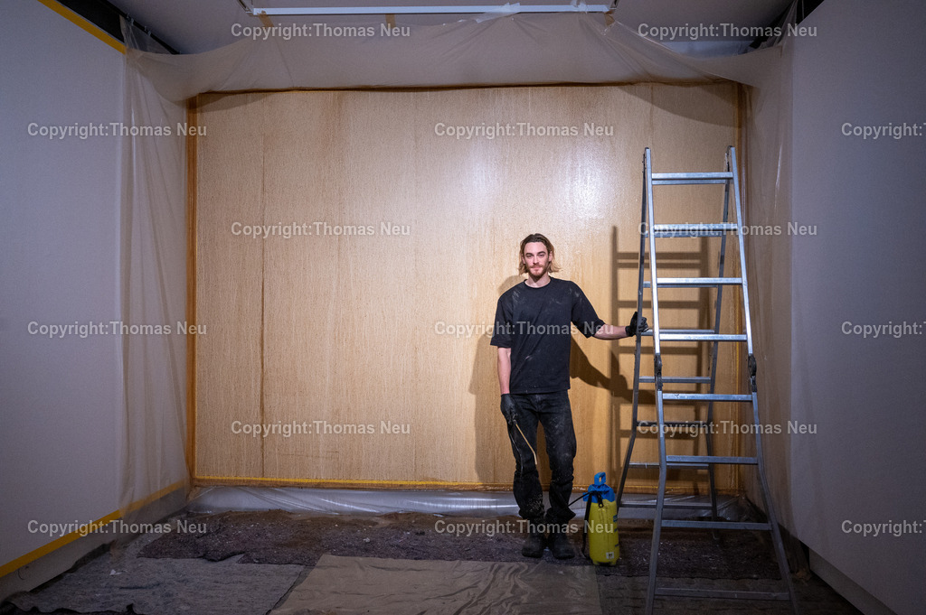 DSC_9705 | Jonas Wendelin zeigt großformatige Skulpturen und Rauminstallationen aus Ton und Lehm, basierend auf 3D‑Scans von organischen Materialien wie verrottenden Baumstämmen und archäologischen Gefäßen aus der Museums‑Sammlung. Diese Arbeiten thematisieren Material als Archiv und Informationsträger, Erosion und Zerstörung — sowohl formal als auch inhaltlich. Die Werke schaffen Spannungsfelder zwischen haptischer Realität und digitaler Wahrnehmung, und lassen Wahrnehmungskategorien wie natürlich oder künstlich verschwimmen. 
