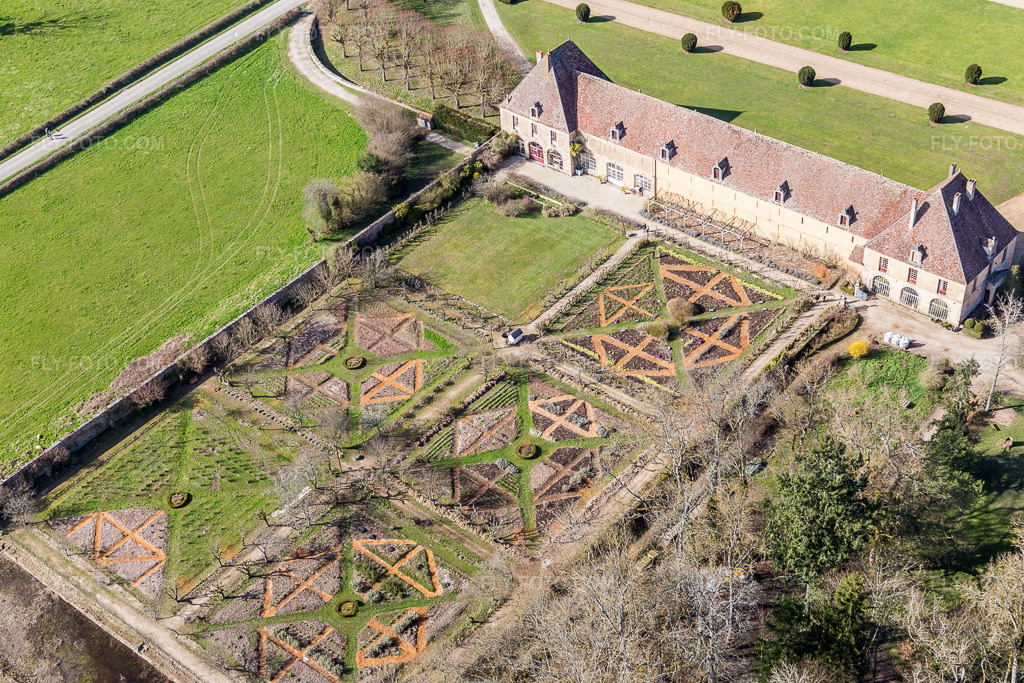 Aerial view: Château moated castle Sully in Burgundy in Sully in the state Saone et Loire, France. – Photo: IMG_105445.jpg taken on 04/01/2018 by Werner Riehm/FLY-FOTO.com – Resolution of the original: 4886 x 3257 px