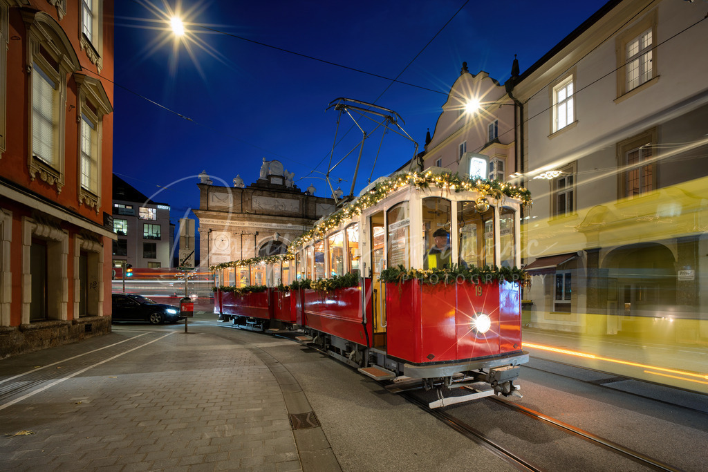Christkindlbahn | Die Christkindlbahn vor der Triumphpforte