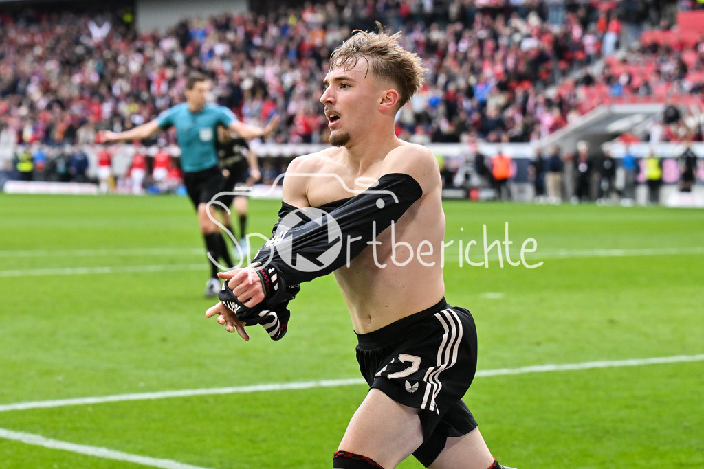 SC Freiburg - FC Bayern München | FREIBURG, GERMANY - 04. APRIL: Jubel der Bayern nach dem Treffer zum 2-3 durch Lennart KARL (FC Bayern Munich 42) / Tor / Torschuetze / Freude / Happy / während dem Bundesligamatch zwischen dem SC Freiburg und dem FC Bayern München am 28. Spieltag im Europa-Park Stadion / DFL REGULATIONS PROHIBIT ANY USE OF PHOTOGRAPHS AS IMAGE SEQUENCES AND/OR QUASI-VIDEO