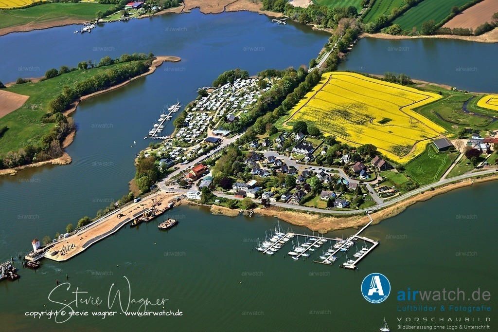 Luftbild Ostseefjord Schlei, Boren-Lindaunis Schleibrücke, Campingplatz Lindaunis, Sportboothafen Lindaunis | Luftbild Ostseefjord Schlei, Boren-Lindaunis Schleibrücke: Die Brücke, die am 17. Juni 1927 fertiggestellt wurde, besteht aus einem Stahlfachwerkteil und einem Klappbrückenteil und hat eine Gesamtlänge von 120 Metern. Der Antrieb wurde 1975 von Kettenantrieb auf Hydraulik umgestellt.
