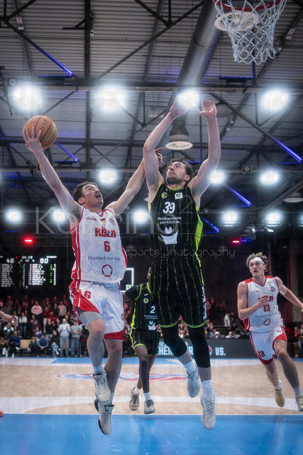 Barmer 2. Basketball Bundesliga ProA: Rheinstars Koeln vs. BBC Bayreuth, 11.01.26 | Köln, 11.01.26 - Jasper Günther (RheinStars Köln, 6, PG) und Willem Brandwijk (BBC Bayreuth, 39, PF) unter dem Korb während des Spiels der Barmer 2. Basketball Bundesliga ProA: Rheinstars Koeln vs. BBC Bayreuth in der Motor World in Köln.