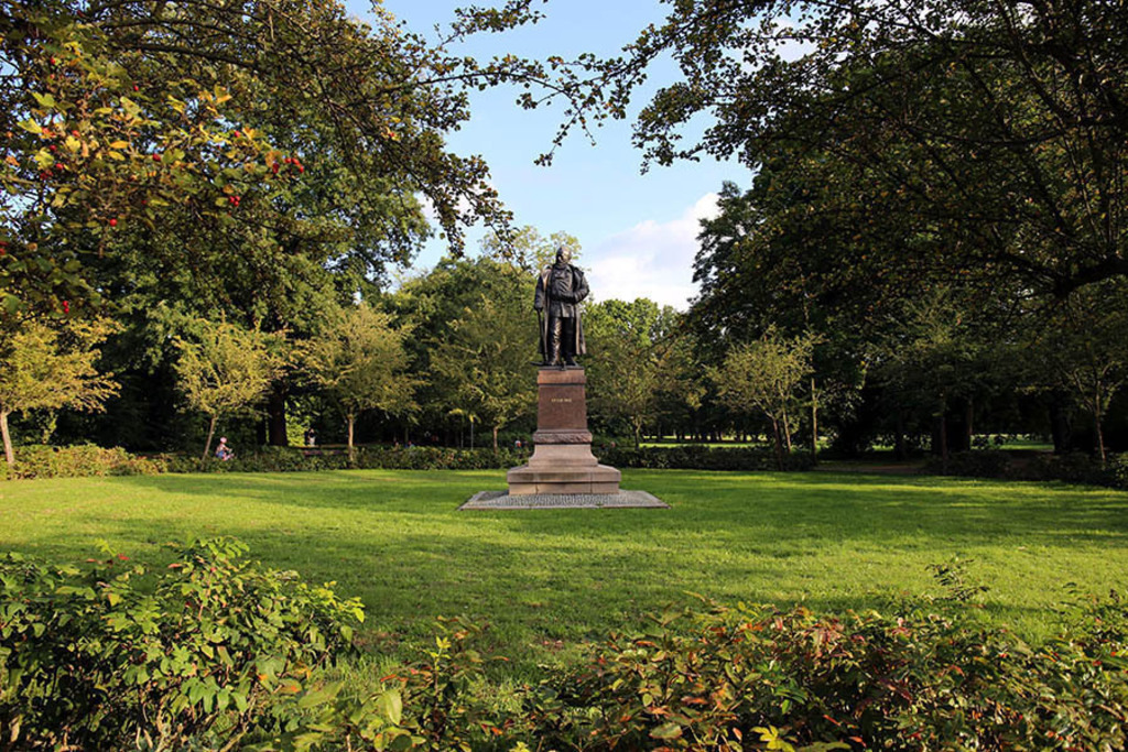 Foto: Leipzig - Karl Heine Denkmal | Das Team hinter BILDLEXIKON LEIPZIG bündelt historische wie aktuelle Informationen über die Stadt Leipzig in Text und Bild auf einer Plattform und stellt diese der interessierten Öffentlichkeit zur Verfügung.