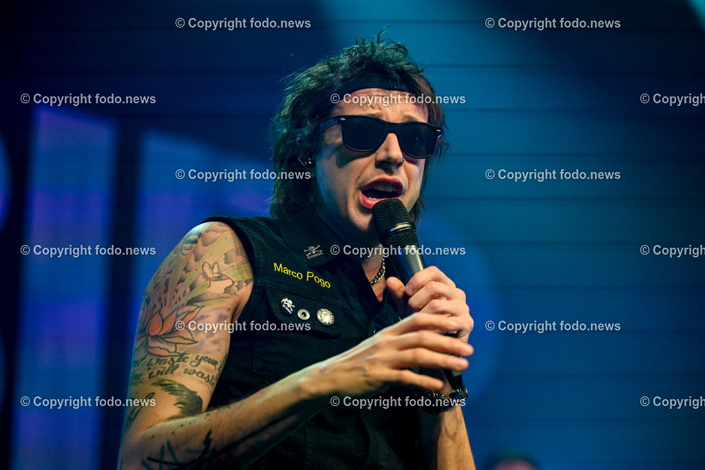 Posthof_ Turbobier_ Konzert_ 15.03.2024-63 | 15.03.2024, Linz, AUT, Posthof, Konzert Turbobier, im Bild Marco Pogo alias Dominik Wlazny (Saenger, Konzepter und Songwriter,  Gitarrist der oesterreichischen Punk-Rock-Band Turbobier, weiters Politiker der Bierpartei, Bezirksrat in Wien Simmering, Praesidentschaftskandidat, Arzt, Mediziner)