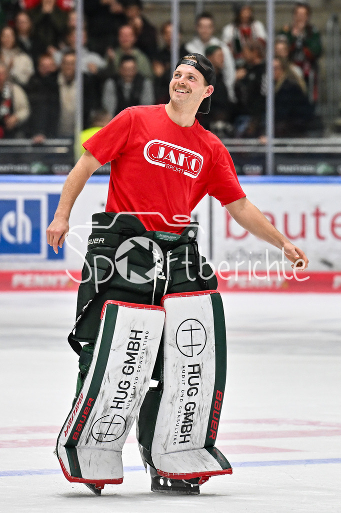 Augsburger Panther - Kölner Haie | Glückliche Augsburger Panther feiern den Heimsieg gegen Köln mit den heimischen Fans / DEL: Augsburger Panther - Kölner Haie; Curt Frenzel Stadion am 26.09.2025 / Michael GARTEIG (Augsburger Panther 34 / Einzelfoto / Freisteller