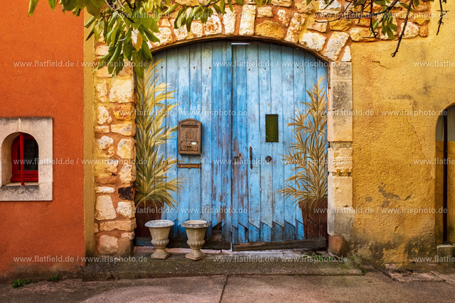 Blaues Tor in der Provence | Straßenfoto | aus Roussillon | Fotografie aus der Provence