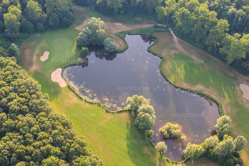 Aerial view: Ponds and greens at the Baden-Baden Golf Club Soufflenheim in Soufflenheim in the state Bas-Rhin, France. – Photo: IMG_30476.jpg taken on 07/09/2010 by Werner Riehm/FLY-FOTO.com – Resolution of the original: 4752 x 3168 px