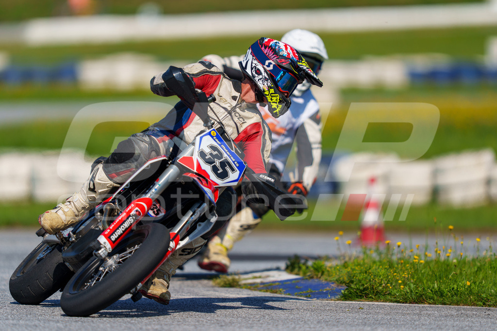 SuperMoto_Staatsmeisterschaft_Greinbach_208 | GRIPcapture steht für authentische Sportfotografie in Österreich – für Momente, die mehr sind als Geschwindigkeit oder Ergebnis. Es geht um Emotion, Spannung, Fokus und den Augenblick, der oft nur einen Wimpernschlag dauert.Ob Motorsport, Teamsport oder 